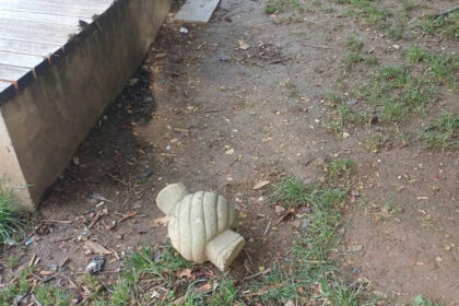 Vandalizam u centru Sarajeva: U Velikom parku srušen stari nišan
