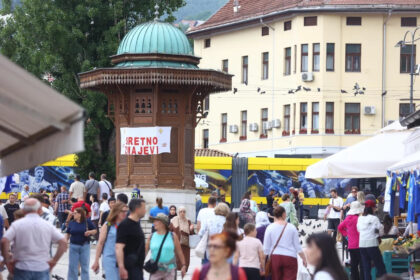 Sarajevo u plavo-žutom: Na Sebilju transparent 'Sretno Zmajevi', grad živi za meč sa Švicarskom