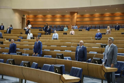 Konfuzija sa Zakonom o plaćama i osnovicama: Rukovodeći državni službenici imat će veće plaće od zastupnika, delegata i ministara