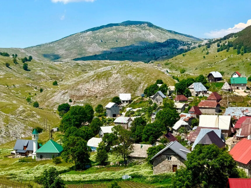 Više od 100 planinara uživalo u pješačkoj turi od Umoljana do Lukomira