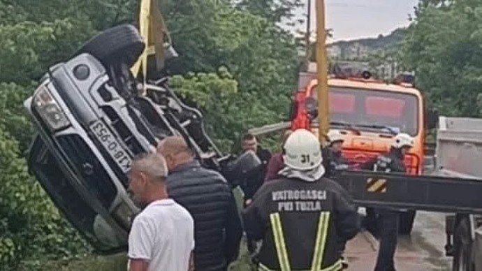 Tuzla: Automobil sletio s ceste prema UKC-u, jedna osoba povrijeđena