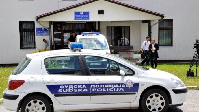 Muškarac iz Istočnog Sarajeva držao maloljetnicu zatočenu i brutalno je pretukao