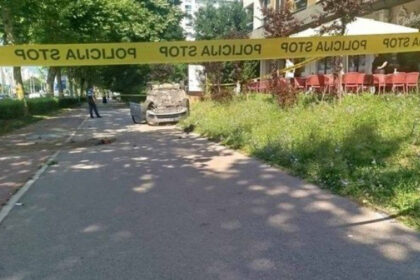 Stravični prizori u Sarajevu: Preticao vozila pa završio na krovu