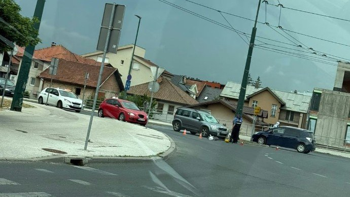 U saobraćajnoj nesreći na kružnom toku na Mojmilu povrijeđen pješak