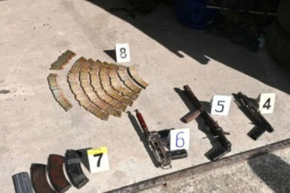 Policija u Kaknju izvršenim pretresom pronašla i oduzela drogu, oružje, municiju i novac