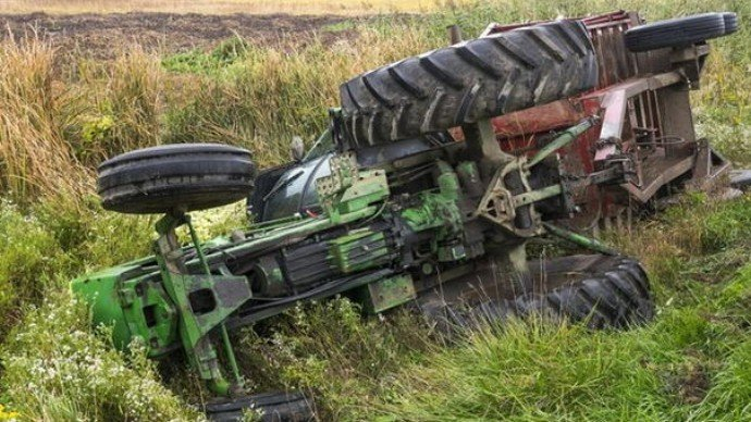 Tragedija kod Kozarske Dubice: Vozač poginuo nakon prevrtanja traktora