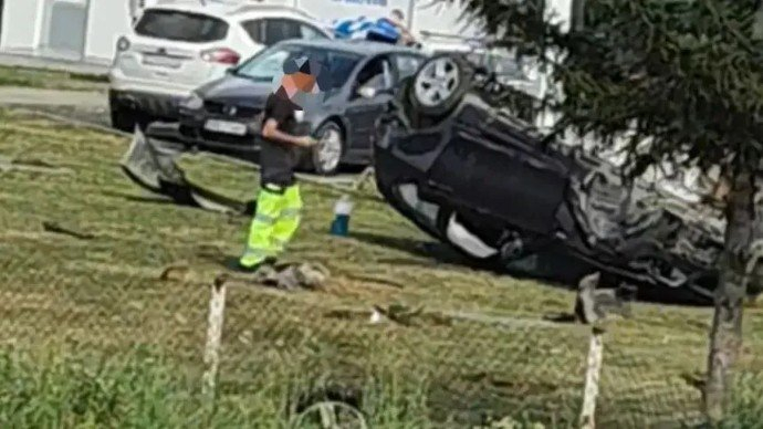 Stravični prizori nesreće, auto završilo na krovu, drugi sletio u kanal