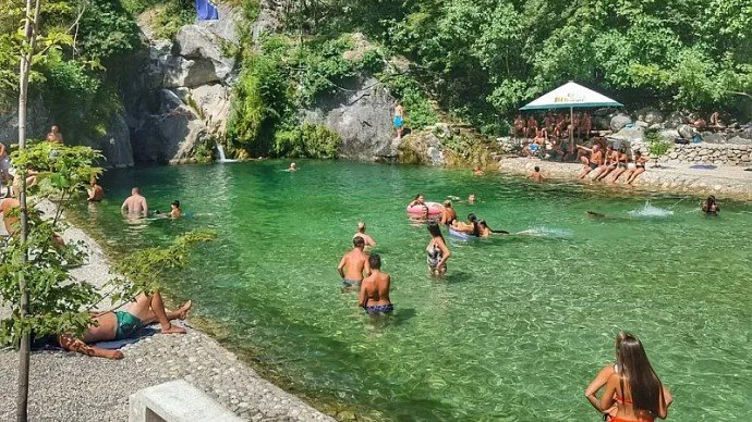 Tragedija na hercegovačkom kupalištu: Muškarac u Drežnici dobio srčani udar, nije preživio