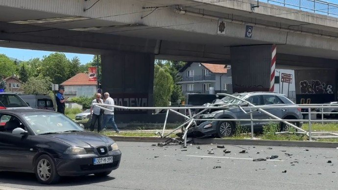 Vozilo probilo zaštitnu ogradu na Stupu i završilo pored ceste