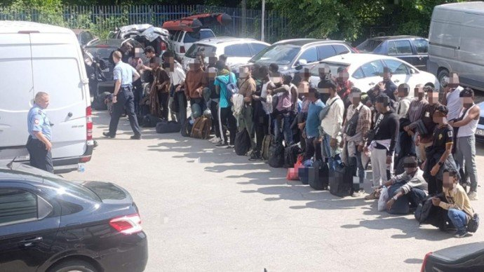 Policija u BiH zaustavila kombi i ostala u šoku: U tovarnom prostoru pronašla 51 migranta