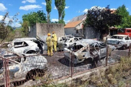 Haos u Livnu: Izgorjelo sedam vozila, vatrogasci doživjeli tešku nesreću