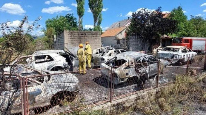 Haos u Livnu: Izgorjelo sedam vozila, vatrogasci doživjeli tešku nesreću