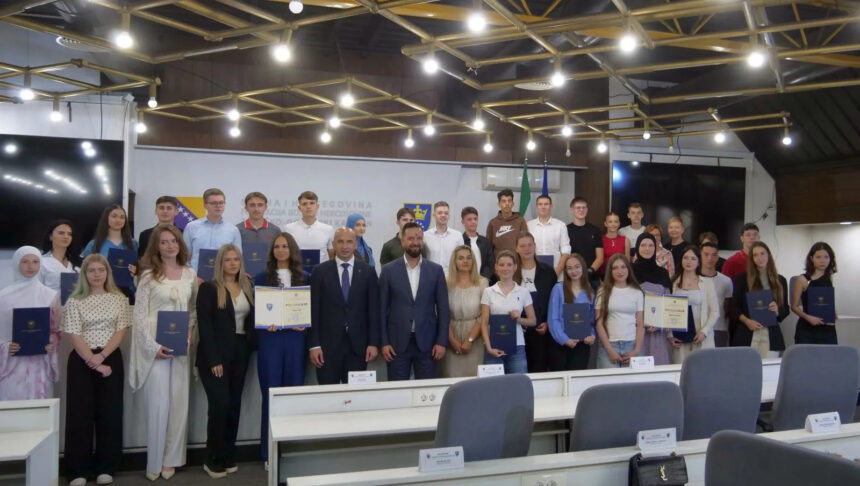 TRADICIONALNI PRIJEM Vlada ZDK nagradila učenike generacije osnovnih i srednjih škola sa  500 KM