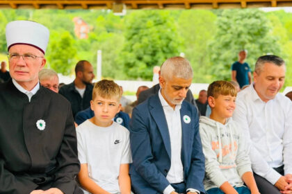 Gradonačelnik Londona Khan odao počast žrtvama genocida i klanjao džumu u Potočarima