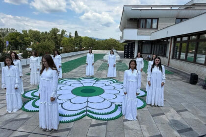 U Zagrebu izveden performans 'Cvijet istine i nade' povodom 31. godišnjice genocida u Srebrenici