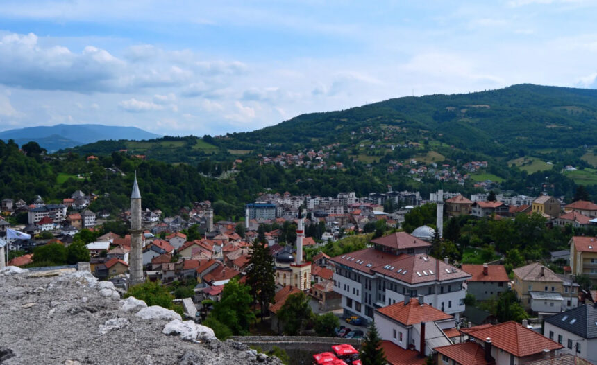 Prijepodne sunčano, tokom dana razvoj naoblake, kiša mjestimično na zapadu BiH