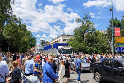 (VIDEO)  Kolona s tabutima žrtava genocida prošla kroz Sarajevo, građani odali počast ispred Predsjedništva