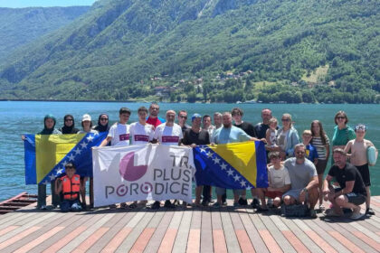 Haris Muratović preplivao 8.372 metra na jezeru Perućac u znak sjećanja na žrtve genocida u Srebrenici