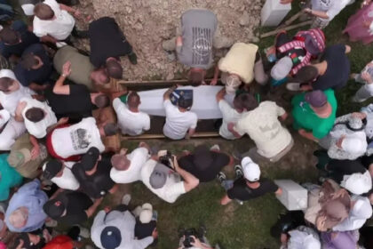 DOLINA BIJELIH NIŠANA Ukopano deset žrtava genocida, porodice se opraštaju od svojih najmilijih