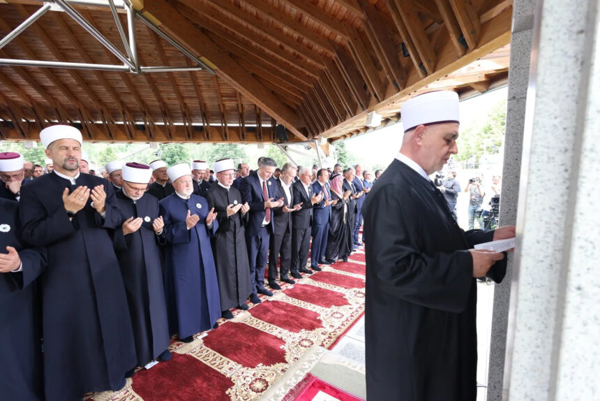 Poruka reisul-uleme Kavazovića: Neka nam ovaj harem boli bude trajna opomena da zlo raste tamo gdje dobri ljudi šute