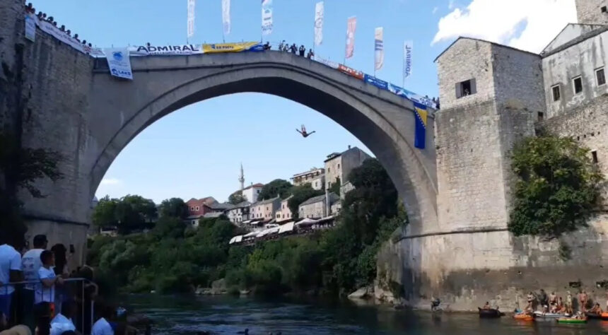 S luka Starog mosta u Neretvu skače 50 hrabrih skakača