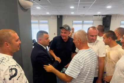 Hurtić sa otpuštenim radnicima JP Komunalno: Lično ću finansirati njihovu pravnu borbu