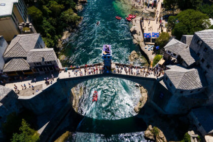 Na Starom mostu postavljena platforma, žene skaču s visine 21, a muškarci s 27 metara