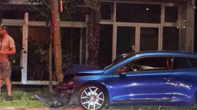 Haos na Pofalićima: Automobil se nakon sudara zabio u banderu, dvije osobe povrijeđene
