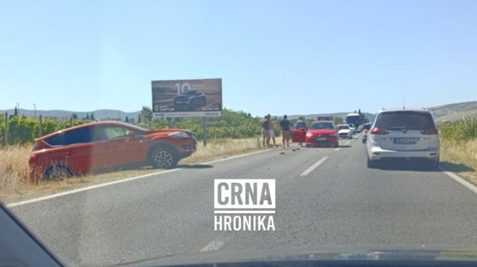 Teška saobraćajna nesreća kod Mostara: Vozač se zabio u dva automobila nakon što mu je pozlilo