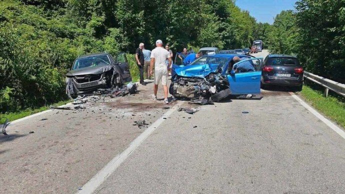 Teška saobraćajna nesreća kod Stupara: Sudar više vozila, obustavljen saobraćaj na magistralnoj cesti M-18