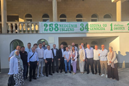 ČLANOVI GO SDA BIHAĆ PRISUSTVOVALI OBILJEŽAVANJU 34. GODIŠNJICE ZLOČINA U BILJANIMA
