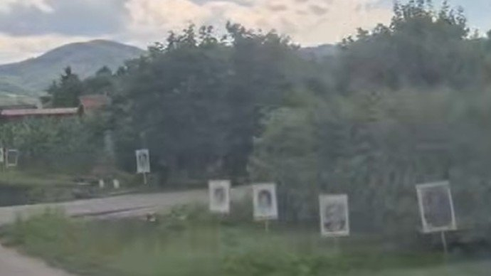 Pred godišnjicu genocida nastavljene provokacije: Fotografije pripadnika VRS ponovo uz put ka Potočarima