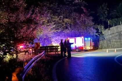 Teška saobraćajna nesreća kod Konjica: Automobil završio u provaliji, ima povrijeđenih