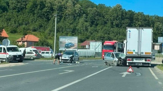 Saobraćajna nesreća kod Tuzle: Sudarila se dva automobila i kamion