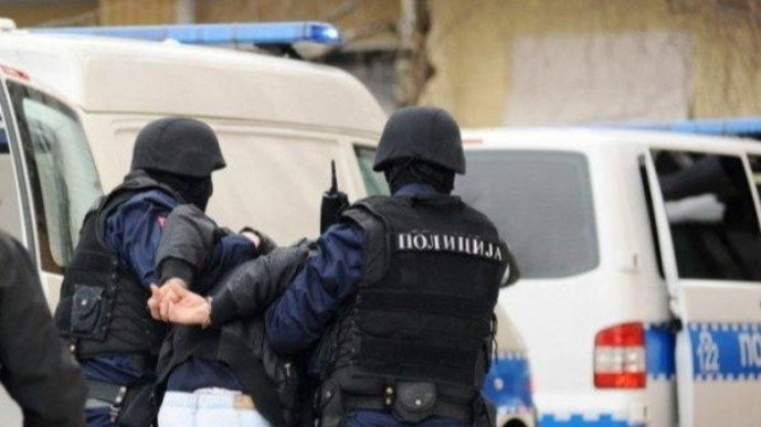Pijančili ispred manastira, pa napao policajca: "Je**m li vam majku, onaj pop vas je poslao“