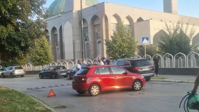 Haos na Alipašinom Polju: Motorista oštetio pet vozila, zadobio teške povrede. Blokirana B faza