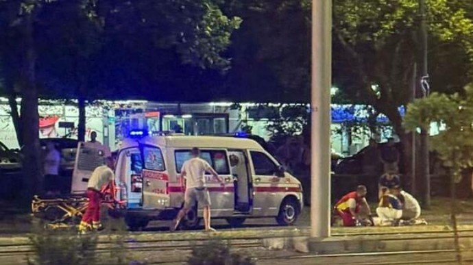 Preminuo mladić koji je pao sa krova automobila tokom proslave u Sarajevu
