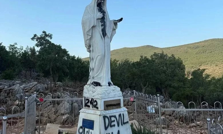 Vandalizam u Međugorju: Kip Gospe premazan crnom bojom, ostavljena jeziva poruka