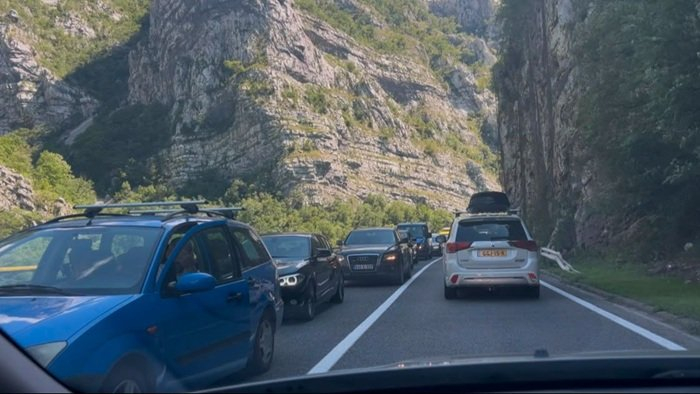 Počeo vikend, počele i gužve: Duge kolone prema moru i Sarajevu