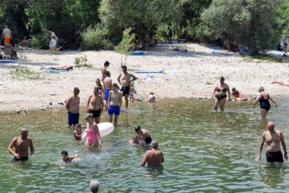 Mostar gori na 39 stepeni: Kupališta prepuna, svi traže spas od hercegovačke žege