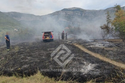 Izbio požar sjeverno od Mostara, mještani i vatrogasci brzom intervencijom spriječili širenje