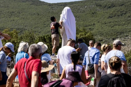 Vjernici u Međugorju obnavljaju oltar, čiste Gospin kip i mole se: “Jači smo od Sotone”