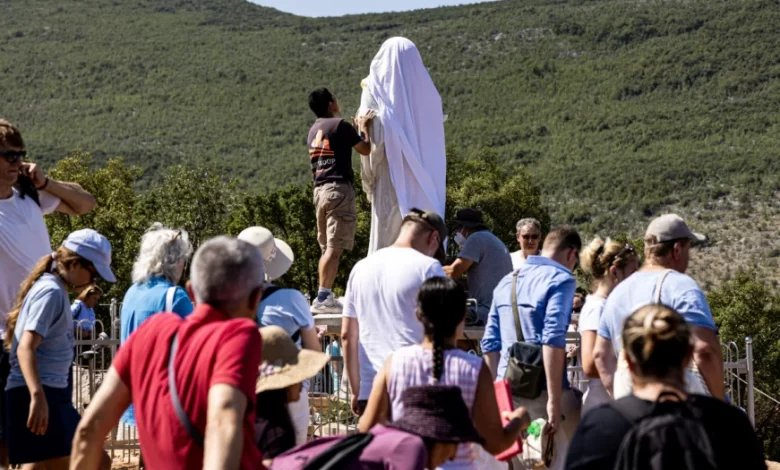 Vjernici u Međugorju obnavljaju oltar, čiste Gospin kip i mole se: “Jači smo od Sotone”