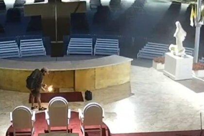 Video / Snimljen muškarac kako oltar u Međugorju polijeva benzinom i pali