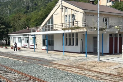 Voz stao u Jablanici, putnici ogorčeni: “Niko nam ništa ne govori”