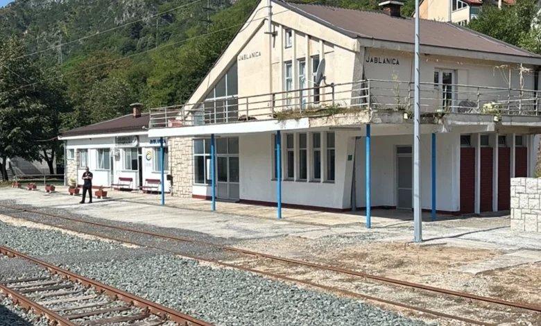 Voz stao u Jablanici, putnici ogorčeni: “Niko nam ništa ne govori”
