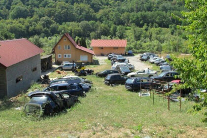 Pretresi u Foči: Oduzeto 11 vozila i tablice Velike Britanije, uhapšen državljanin BiH i Srbije