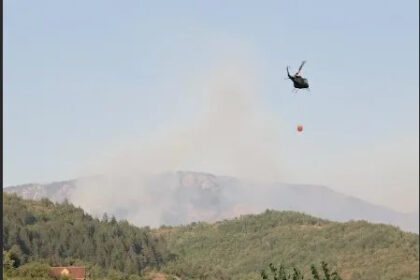 Helikopter OS BiH i danas gasi požar na području Konjica