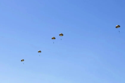 Zračnodesantna vježba EUFOR-a: Italijanski padobranci na nebu iznad Mostara