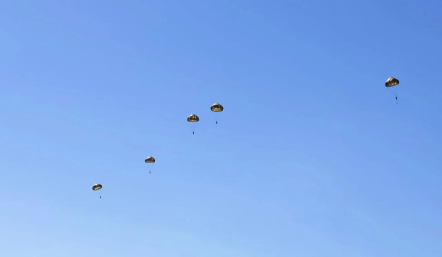 Zračnodesantna vježba EUFOR-a: Italijanski padobranci na nebu iznad Mostara